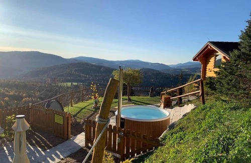Ratten Ski Chalet | Tranquil Retreat with Ocean View and Cozy Fire Pit