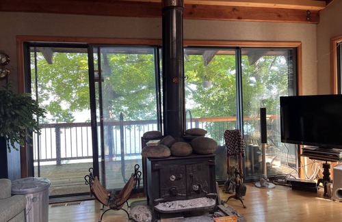 Canandaigua Cottage | Romantic Getaway at Canandaigua Lake with Spa & Hot Tub