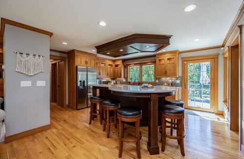 Robins House | Enchanting Home Near Attractions with Pet and Child Amenities