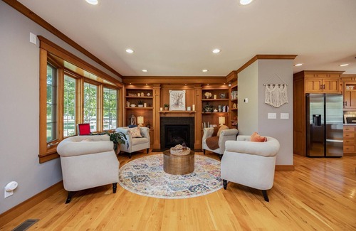Robins House | Enchanting Home Near Attractions with Pet and Child Amenities