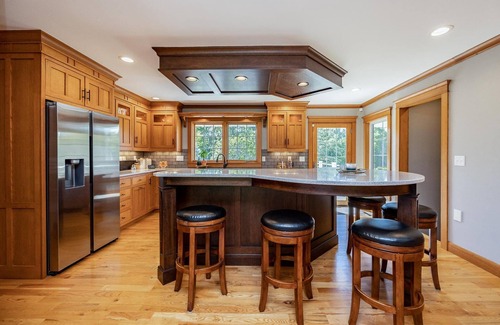 Robins House | Enchanting Home Near Attractions with Pet and Child Amenities