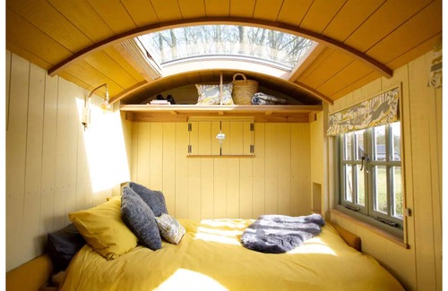 Birdham Ski Chalet | Cozy Shepherd Hut Hideaway in Orchard with Breakfast