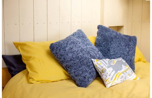 Birdham Ski Chalet | Cozy Shepherd Hut Hideaway in Orchard with Breakfast