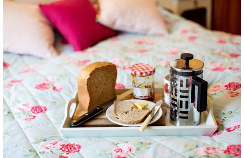 Birdham Ski Chalet | Cozy Shepherd Hut Hideaway in Orchard with Breakfast