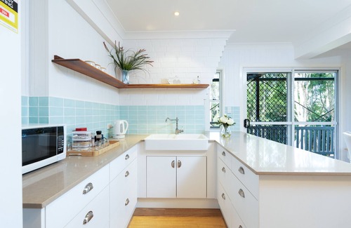 Eagle Heights Cottage | Romantic Cottage Steps from Gallery Walk with Breakfast