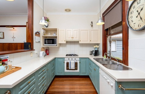Eagle Heights Cottage | Romantic Cottage Steps from Gallery Walk with Breakfast