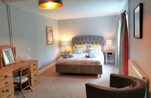 Llanfyrnach House | Cozy Cottage Retreat with Private Hot Tub for Couples