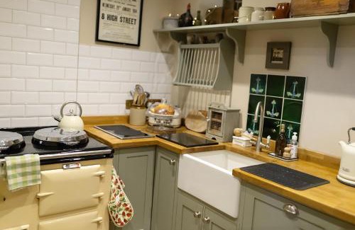 Llangadog House | Historic Cottage with Oak Beams & Family-Friendly Amenities