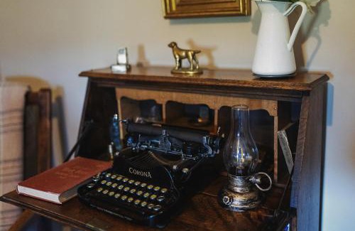 Llangadog House | Historic Cottage with Oak Beams & Family-Friendly Amenities