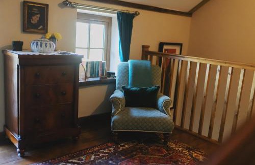 Llangadog House | Historic Cottage with Oak Beams & Family-Friendly Amenities