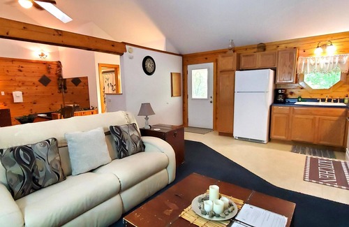 Eureka Springs Cabin | Romantic, country cabin for two with oversize jetted tub