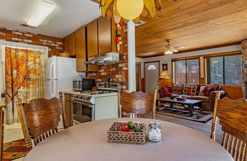 Big Bear Lake Cabin | Romantic Retreat with Fireplace & Lake Views - Guest Rated 9.8
