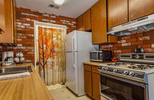 Big Bear Lake Cabin | Romantic Retreat with Fireplace & Lake Views - Guest Rated 9.8