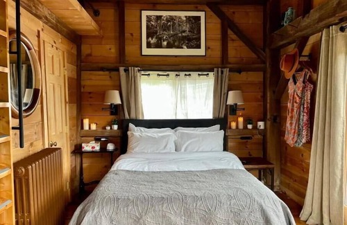 Colliersville Cabin | Romantic Cozy Cabin with a View of the Wetlands