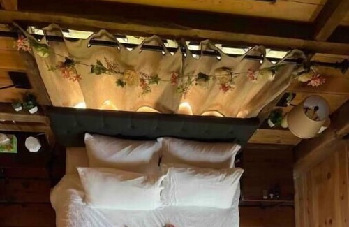 Colliersville Cabin | Romantic Cozy Cabin with a View of the Wetlands