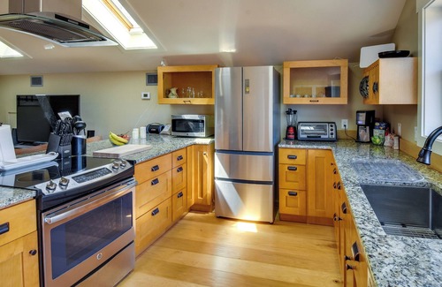 Central Apartment | Enchanting Loft Retreat with Yard Near Clemson, Rated 10/10