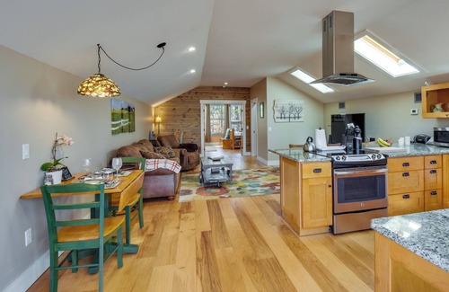 Central Apartment | Enchanting Loft Retreat with Yard Near Clemson, Rated 10/10