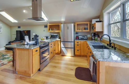 Central Apartment | Enchanting Loft Retreat with Yard Near Clemson, Rated 10/10