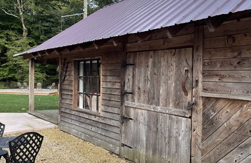 Abingdon House | Cozy Creekside Bungalow at Cascades with Lake View