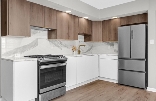 South Holland House | Romantic Escape at Pink Wild Rose with Kitchen Amenities