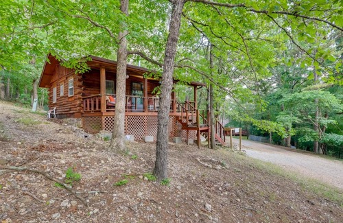 Eureka Springs House | Enchanting Eureka Springs Cabin with Fireplace & Hot Tub