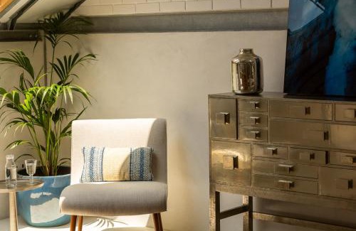 Aldoar Foz do Douro e Nevogilde House | Enchanting Garden of Camellias: 4-Star Ocean View Retreat