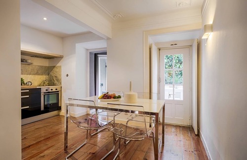 Santos Apartment | Enchanting Romantic Retreat in Santos with Spa & Breakfast
