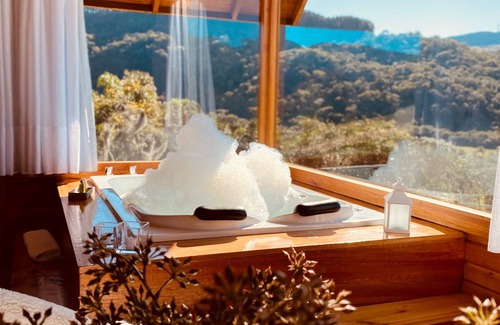 Rancho Queimado Ski Chalet | Romantic Getaway with Jacuzzi and Breakfast in Rancho Queimado