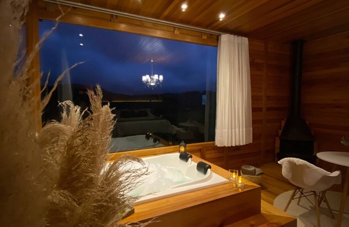 Rancho Queimado Ski Chalet | Romantic Getaway with Jacuzzi and Breakfast in Rancho Queimado