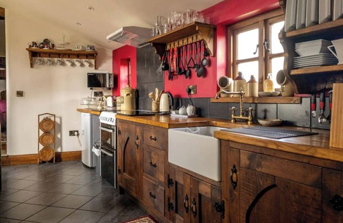 Longnor Cottage | Idyllic Retreat: Romantic Getaway with Spa & Kitchen