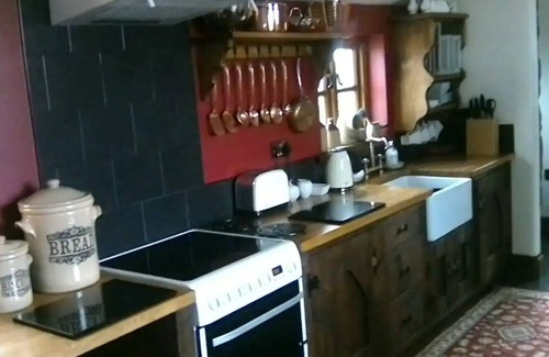 Longnor Cottage | Idyllic Retreat: Romantic Getaway with Spa & Kitchen