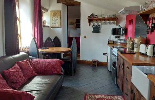 Longnor Cottage | Idyllic Retreat: Romantic Getaway with Spa & Kitchen