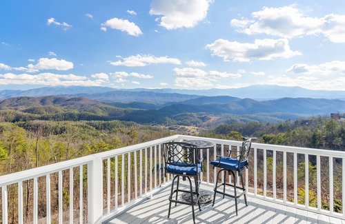 Sevierville Cabin | Romantic Getaway with Breathtaking Views and Hot Tub