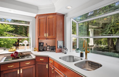 Cle Elum House | Romantic Retreat with Spa, Ocean View & Hot Tub Awaits!