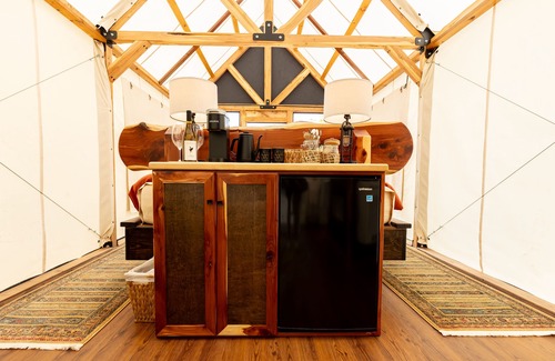 Sulphur Springs Cabin | Romantic Glamping Getaway with Jacuzzi & Outdoor Shower