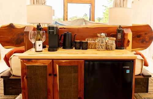 Sulphur Springs Cabin | Romantic Glamping Getaway with Jacuzzi & Outdoor Shower
