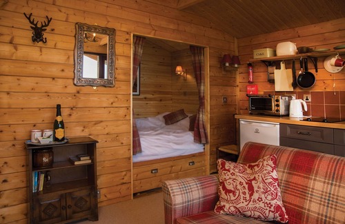 Winchelsea House | Romantic Glamping Cabin with Kitchen Near Beautiful Rye
