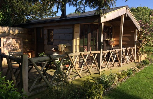Winchelsea House | Romantic Glamping Cabin with Kitchen Near Beautiful Rye