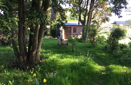 Winchelsea House | Romantic Glamping Cabin with Kitchen Near Beautiful Rye