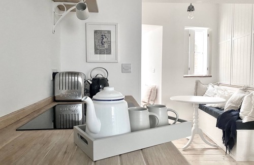 Cromer Cottage | Perfect Getaway for Two Near the Sea with Spa & Breakfast