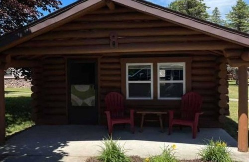 Alger Cabin | Romantic Hideaway | Hot Tub, Fire Pits & Paddle Board Rentals
