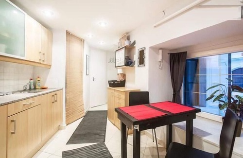 Inner City Budapest Apartment | Romantic Hideaway in Budapest: Guest Rated 9.8/10