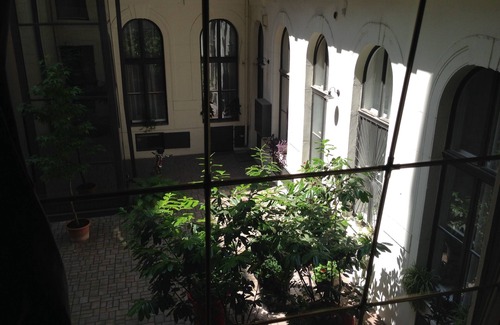Inner City Budapest Apartment | Romantic Hideaway in Budapest: Guest Rated 9.8/10