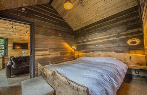 Ferrieres House | Explore Nature at 'Be Chalet' with Hot Tub & Family Comfort