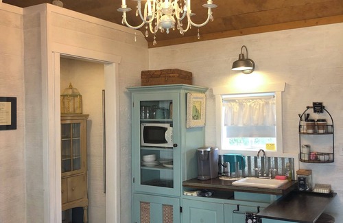 Dripping Springs Cottage | Romantic Hill Country Cottage - Guest Rated 9.6/10!