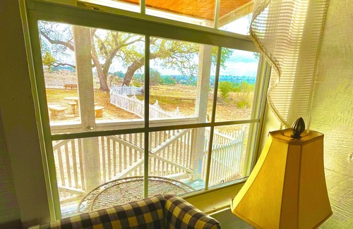 Dripping Springs Cottage | Romantic Hill Country Cottage - Guest Rated 9.6/10!