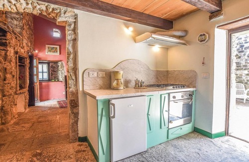 Comano House | Cozy 1 Bedroom Getaway in Comano with Spa & Kitchen