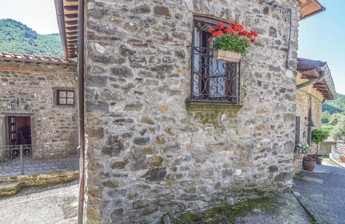 Comano House | Cozy 1 Bedroom Getaway in Comano with Spa & Kitchen