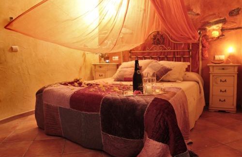 Laroya House | Romantic Retreat for Two with Jacuzzi and Pool Access