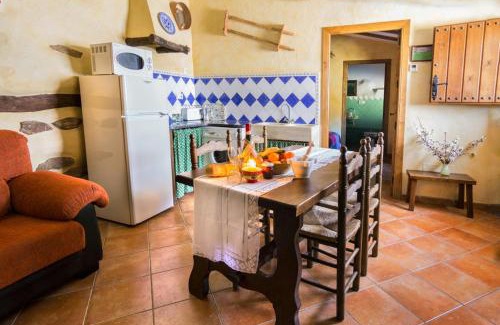 Laroya House | Romantic Retreat for Two with Jacuzzi and Pool Access